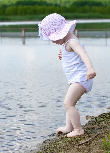 Girl in summer lake — Stock Photo, Image