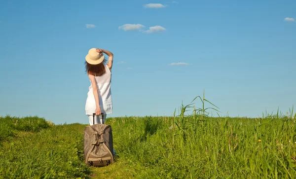 Mujer caminando con una maleta — Foto de Stock