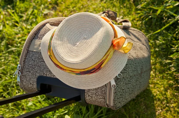 Maleta y sombrero de verano —  Fotos de Stock