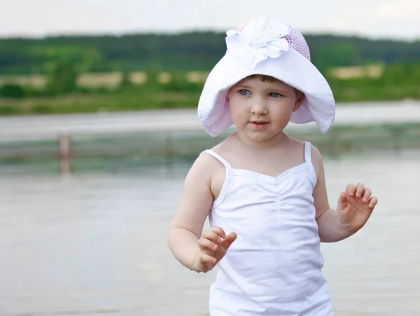 Meisje spelen in een meer — Stockfoto