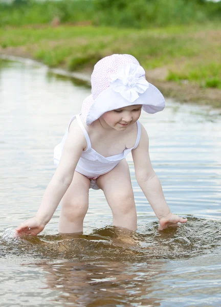 水で遊ぶ女の子 — ストック写真