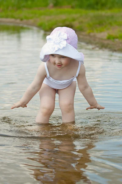 Menina brincando na água — Fotografia de Stock