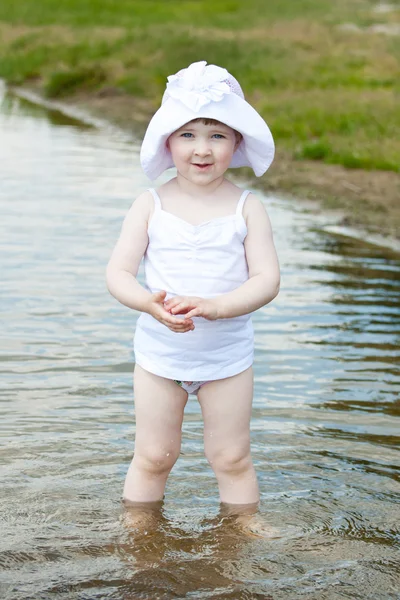 Fille jouant dans l'eau — Photo