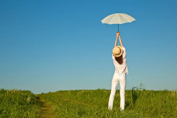 Девушка с белым зонтиком — стоковое фото