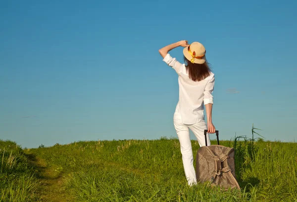 Jeune femme avec une valise — Photo