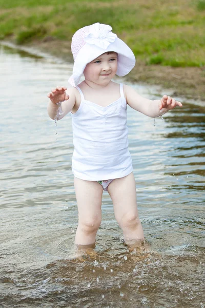 Fille jouant dans l'eau — Photo