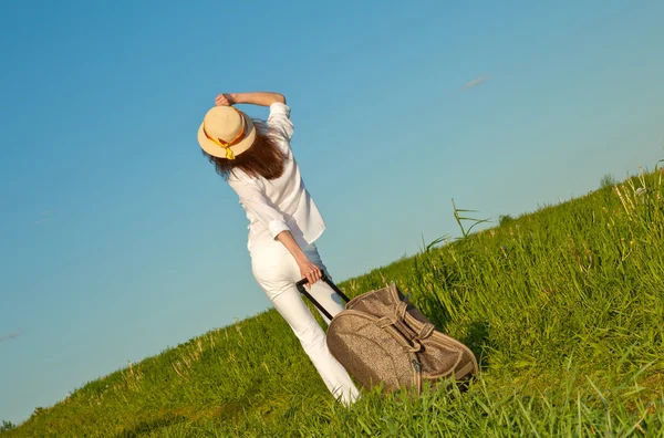 一个拿着手提箱的年轻女人 — 图库照片