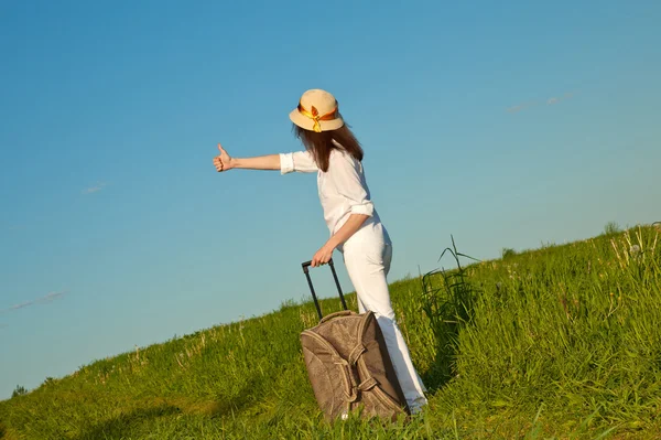 Young woman hitchhiking — Stock Photo, Image