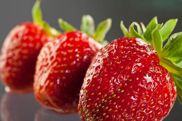 Erdbeeren auf neutralem Hintergrund — Stockfoto