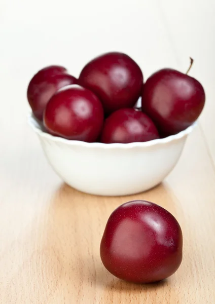 Plum dalam mangkuk putih — Stok Foto