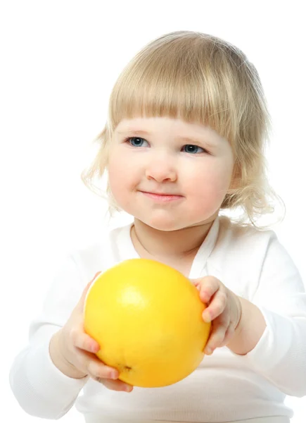 Flicka anläggning stora grapefrukt — Stockfoto