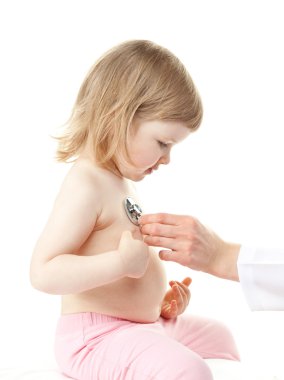 Doktor küçük bebek incelenmesi