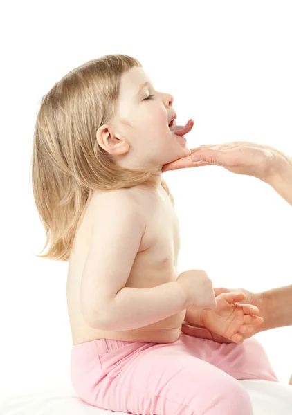 Examinando la garganta de la niña — Foto de Stock