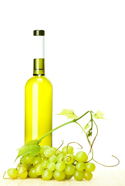 Bottiglia di vino e tralcio d'uva — Foto Stock