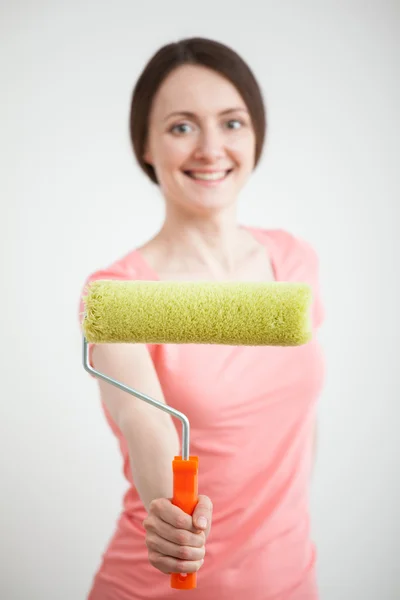 Mujer mostrando un rodillo — Foto de Stock