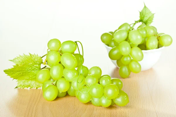 Grapevine och gröna druvor — Stockfoto