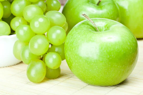 Maçãs e uvas verdes — Fotografia de Stock