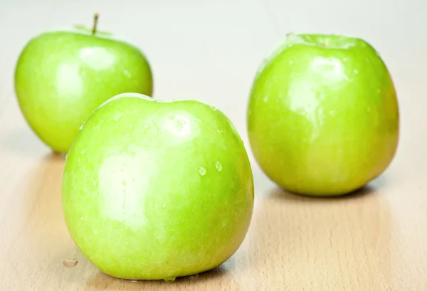 Zielone jabłka z kropelek — Zdjęcie stockowe