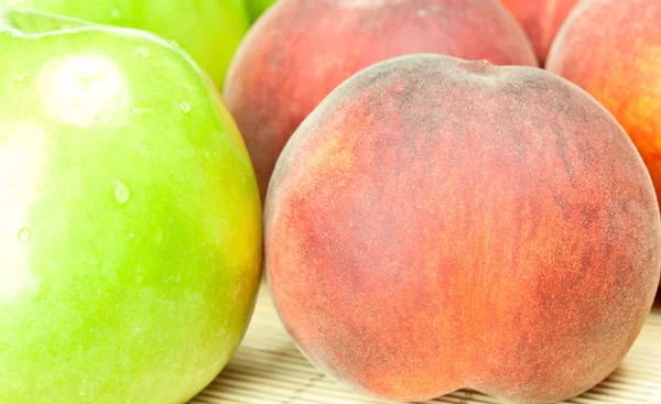 Зеленые яблоки и персики — стоковое фото
