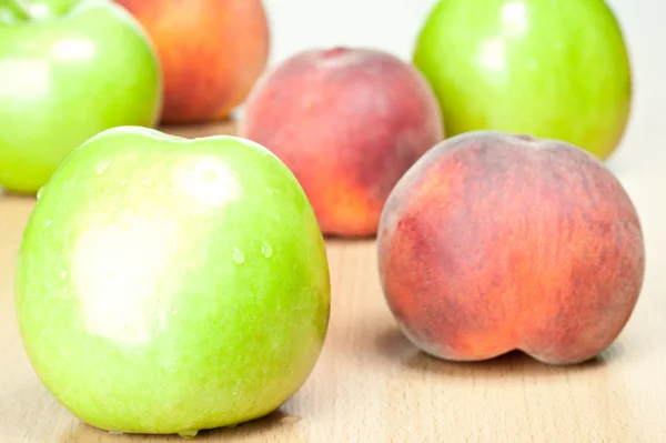 Manzanas verdes y melocotones —  Fotos de Stock