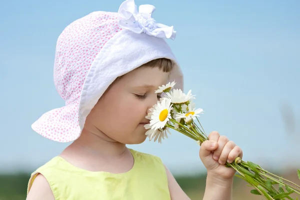 Chica oliendo ramo de flores — Foto de Stock