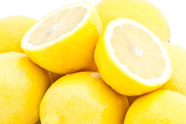 Limões cortados e inteiros — Fotografia de Stock