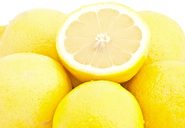 Нарізати і цілі лимони — стокове фото