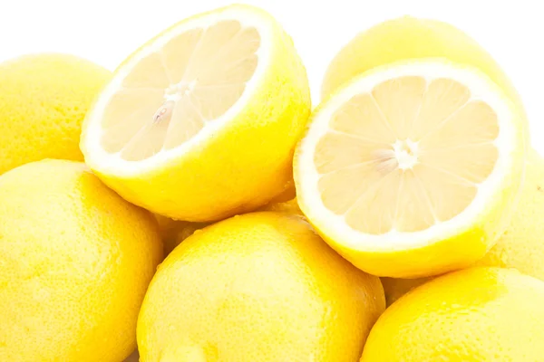Нарізати і цілі лимони — стокове фото