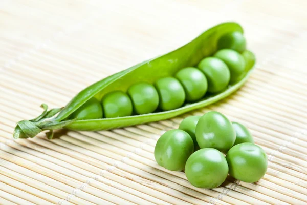 Nahaufnahme von grünen Erbsen — Stockfoto