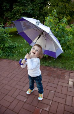 Şemsiyeli küçük kız