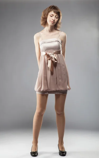 Привлекательная молодая женщина в платье — стоковое фото