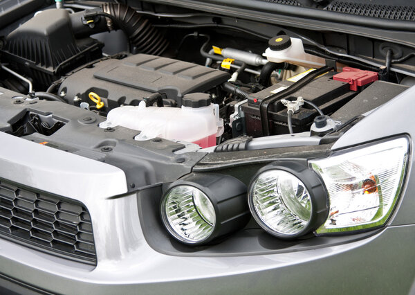 Открытый капот и двигатель
