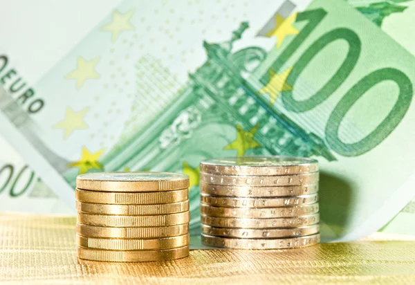 Yığılmış sikke ve euro banknot — Stok fotoğraf