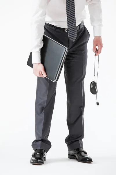 Empresario sosteniendo un cuaderno y un ratón — Foto de Stock