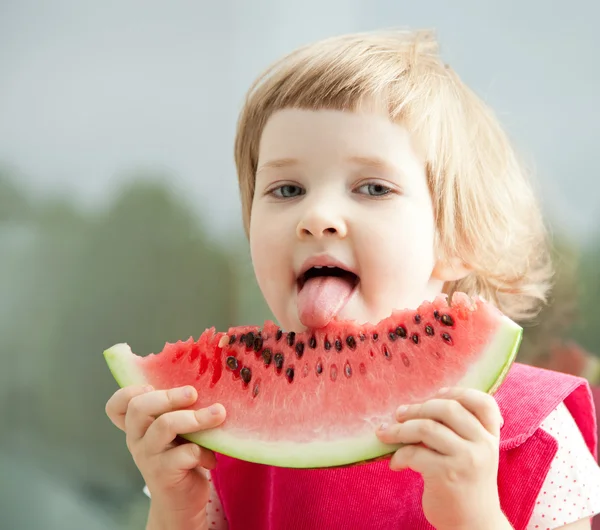 Mädchen isst Scheibe Wassermelone — Stockfoto