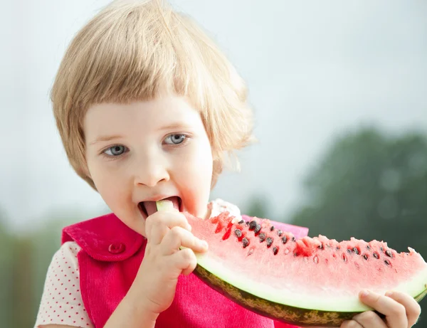 Mädchen isst Scheibe Wassermelone — Stockfoto