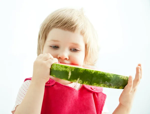 Chica comiendo rebanada de sandía —  Fotos de Stock