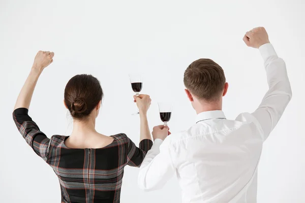 Gente sosteniendo vasos de vino — Foto de Stock