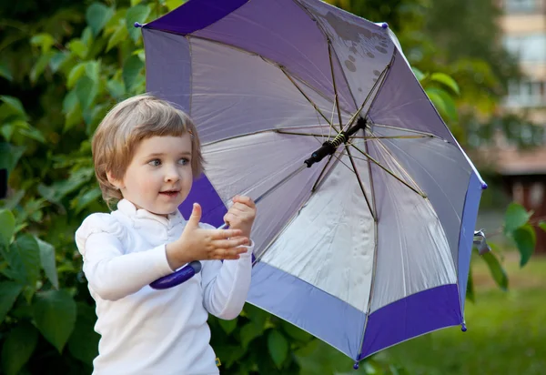 Liten flicka med paraply — Stockfoto