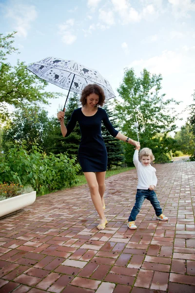 Şemsiyeli anne ve kız. — Stok fotoğraf
