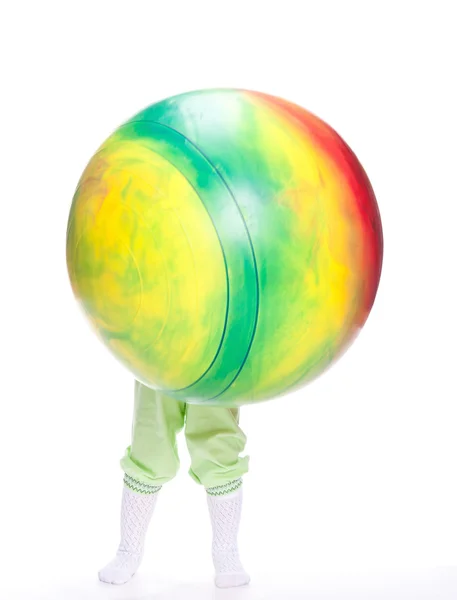 Dítě s obrovským fitball — Stock fotografie