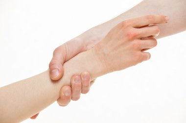 Kadın için bir yardım eli veriyor adam