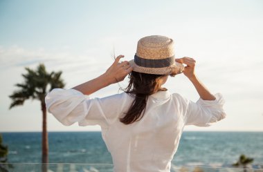 Denizin üzerinde seyir kadın