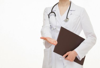 Boş palm gösterilen ve belgeleri tutan doktor