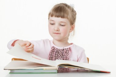 Kız bir kitabın sayfaları çevirme