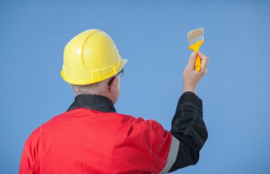 bir fırça tutan ressam