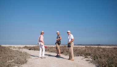 İnsanlar kurumuş Tuz Gölü