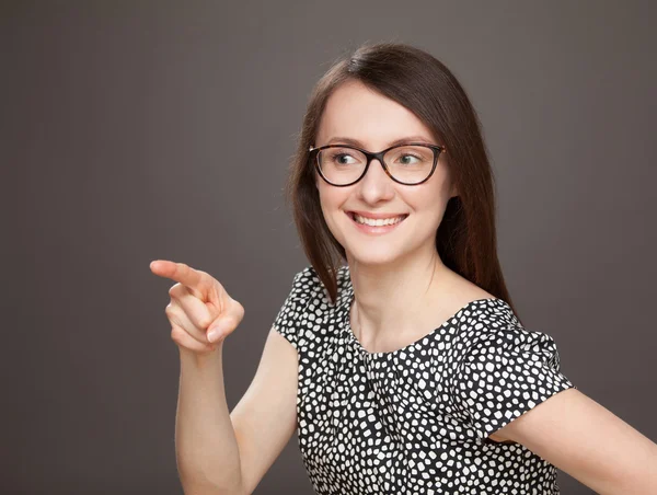 Vrouw die zijdelings aangeeft — Stockfoto