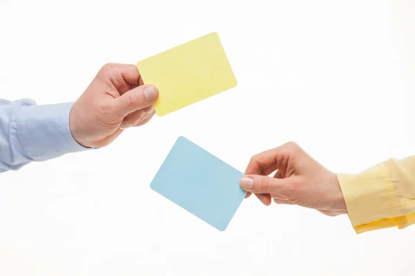 Mãos com cartões de papel — Fotografia de Stock