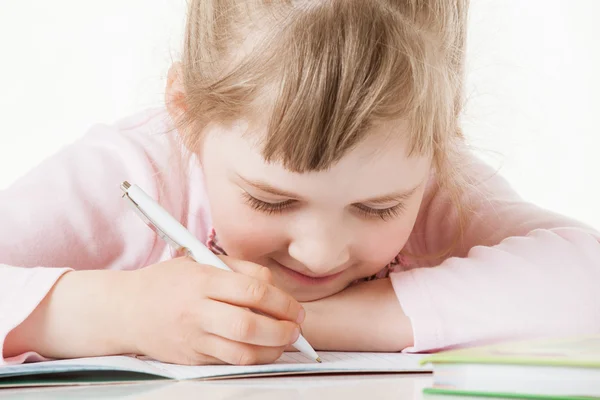 Chica de la escuela aprendiendo a escribir — Foto de Stock